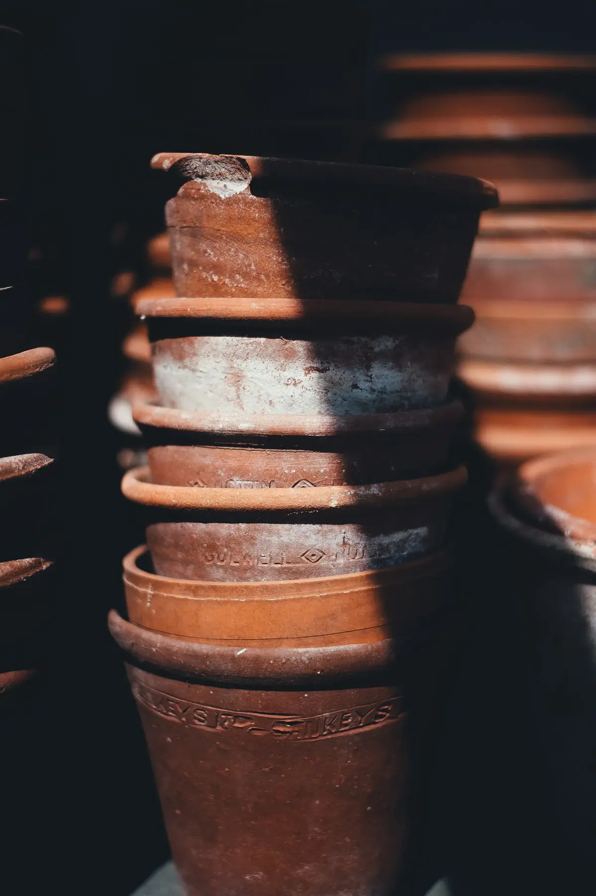 Pots en terre cuite empilés les uns dans les autres.